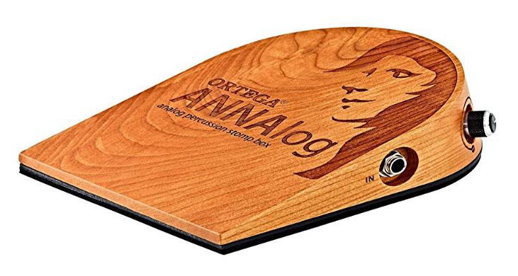 Una stomp box di legno per chitarra