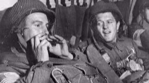 Soldati con un'armonica a bocca