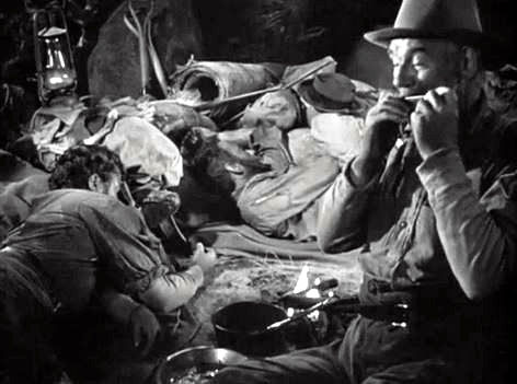 Walter Huston che suona l'armonica