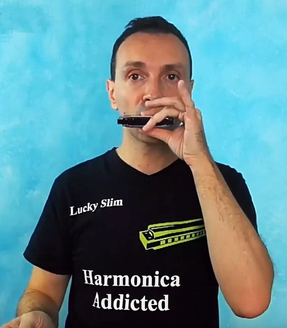 How to put the harmonica on the mouth